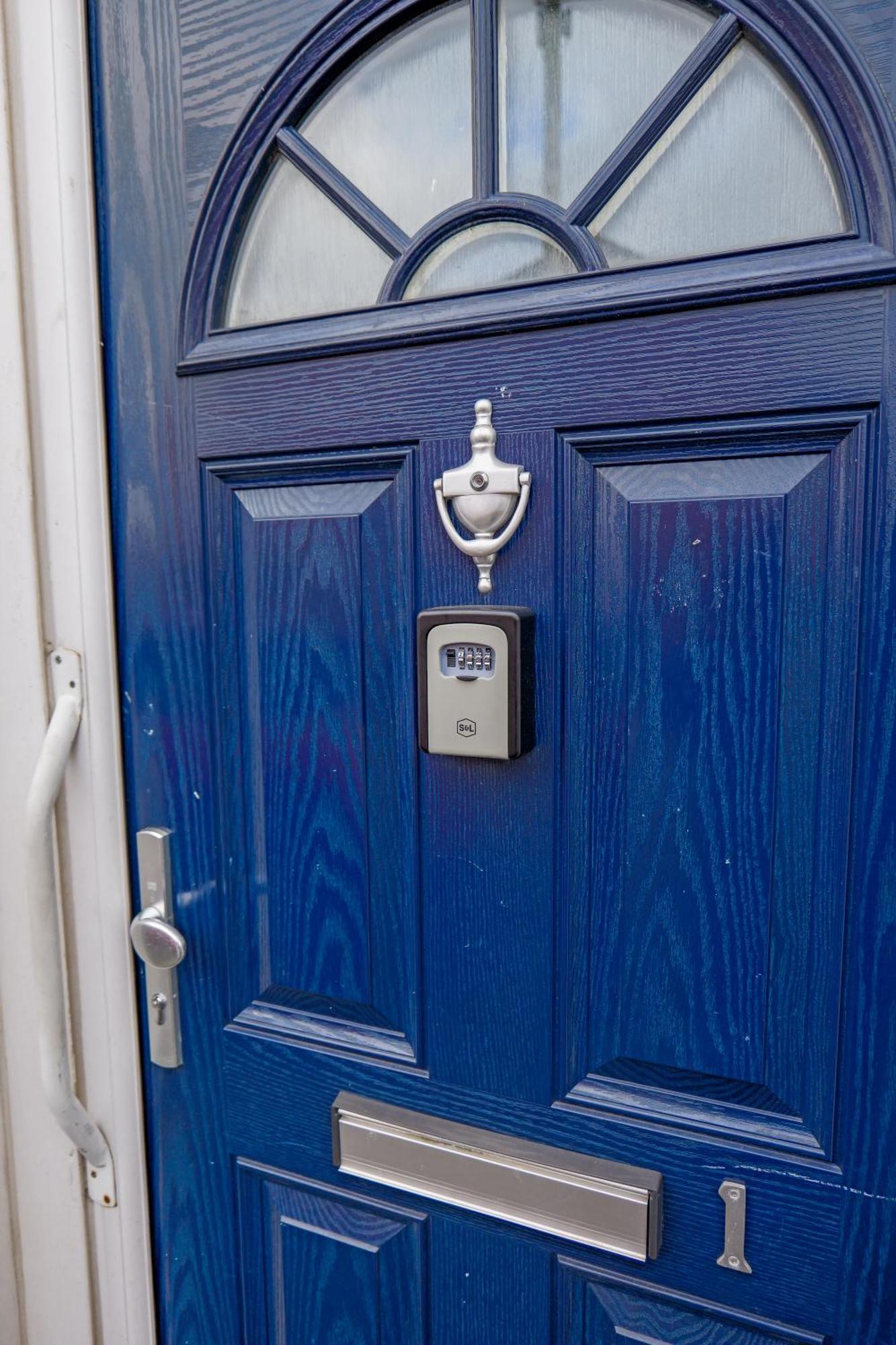 Rochdale 3 Bedroom House 2 Bath With Free Parking Sleeps 7 المظهر الخارجي الصورة