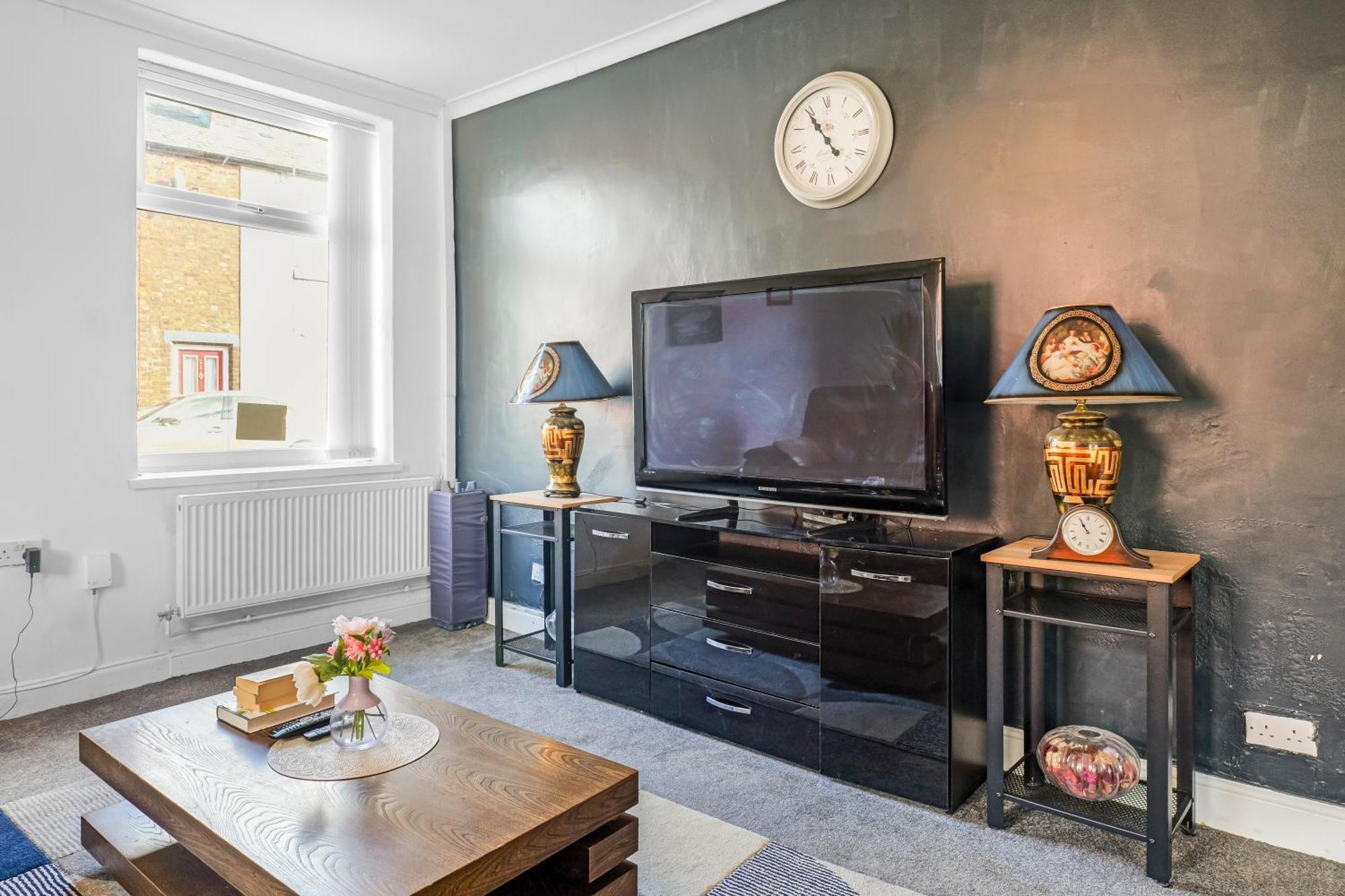 Rochdale 3 Bedroom House 2 Bath With Free Parking Sleeps 7 المظهر الخارجي الصورة