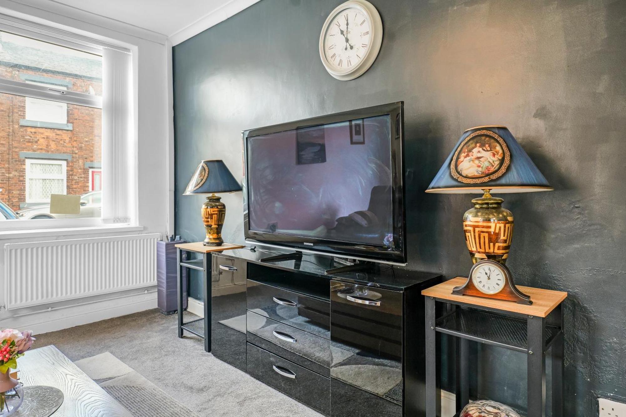 Rochdale 3 Bedroom House 2 Bath With Free Parking Sleeps 7 المظهر الخارجي الصورة
