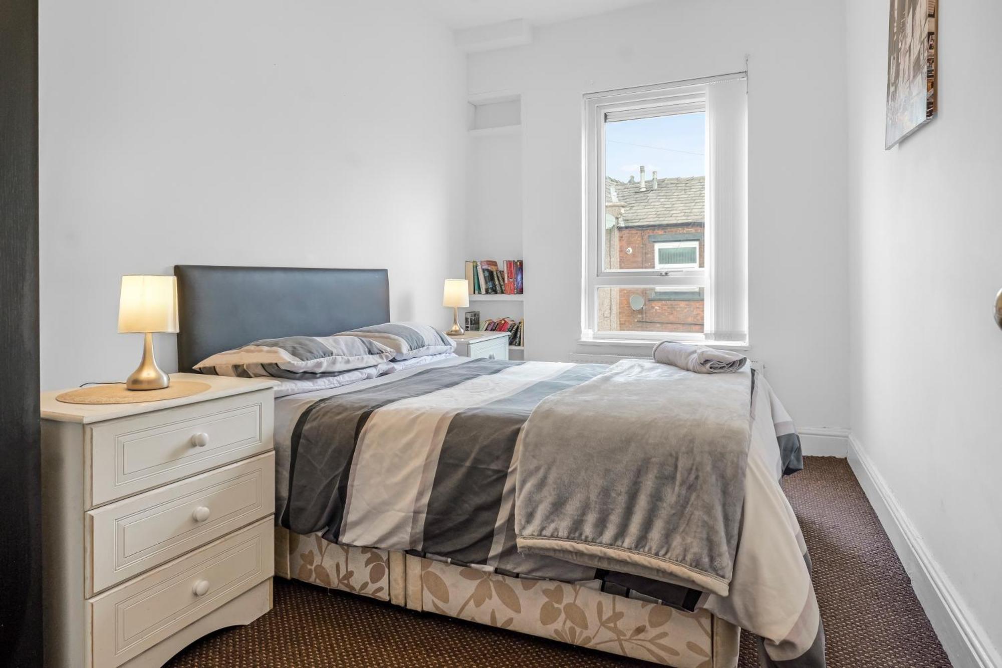 Rochdale 3 Bedroom House 2 Bath With Free Parking Sleeps 7 المظهر الخارجي الصورة