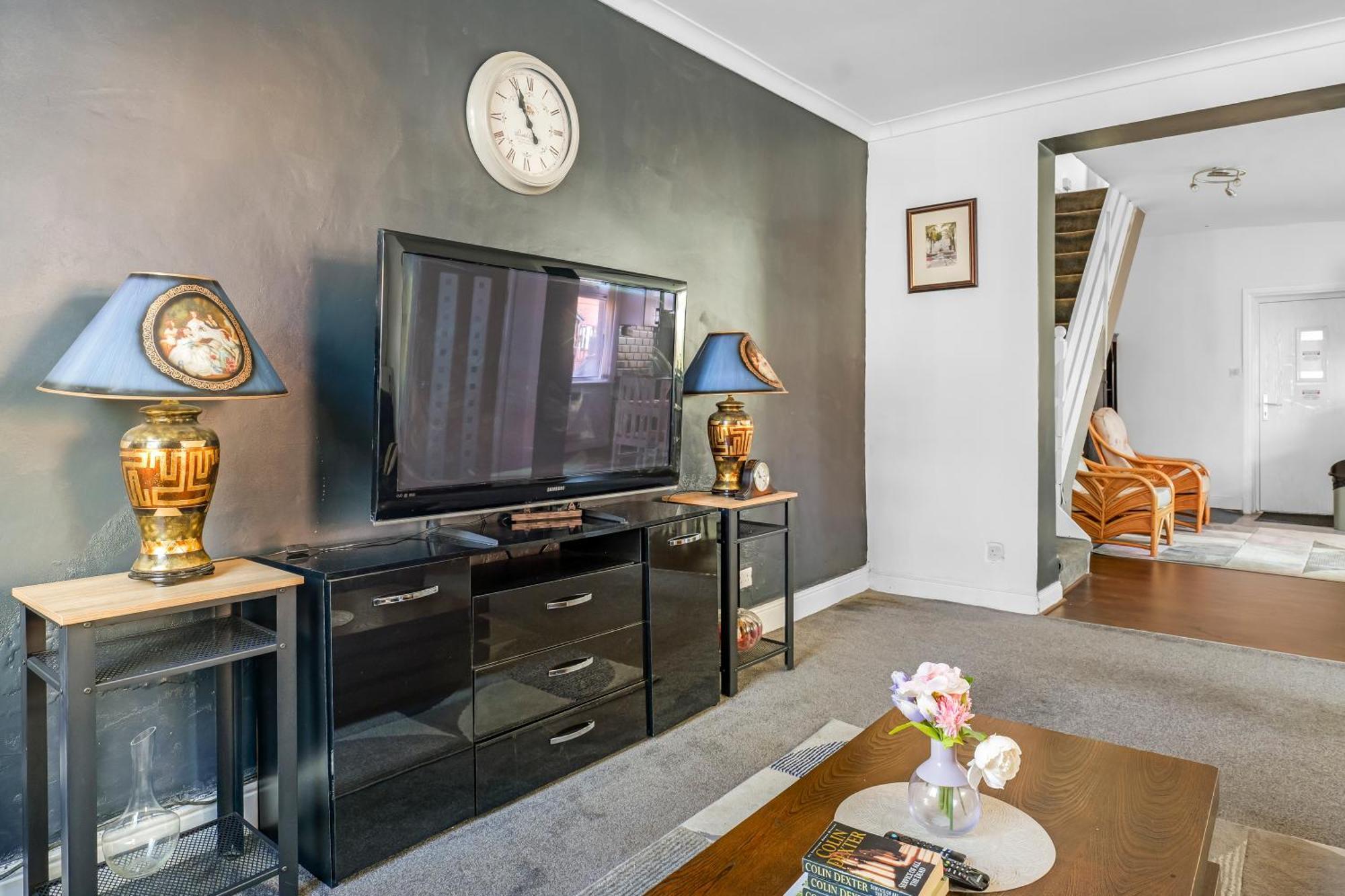 Rochdale 3 Bedroom House 2 Bath With Free Parking Sleeps 7 المظهر الخارجي الصورة
