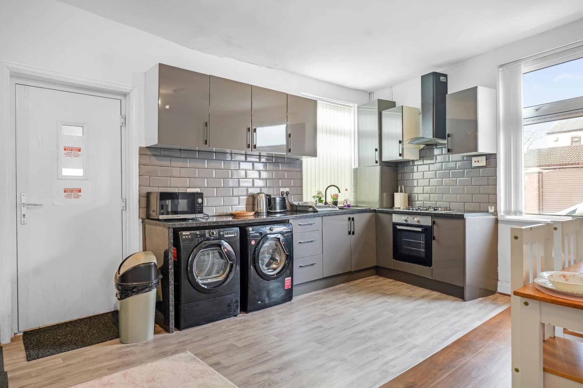 Rochdale 3 Bedroom House 2 Bath With Free Parking Sleeps 7 المظهر الخارجي الصورة
