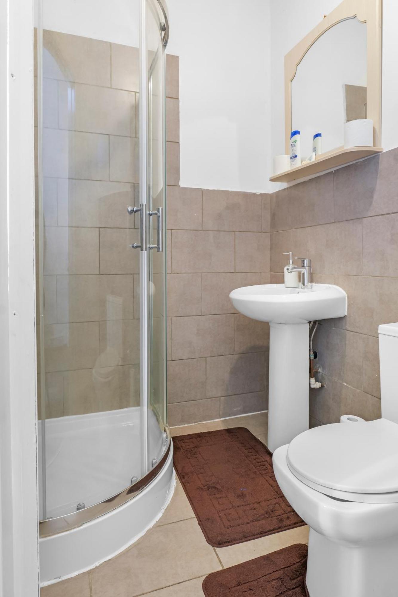 Rochdale 3 Bedroom House 2 Bath With Free Parking Sleeps 7 المظهر الخارجي الصورة