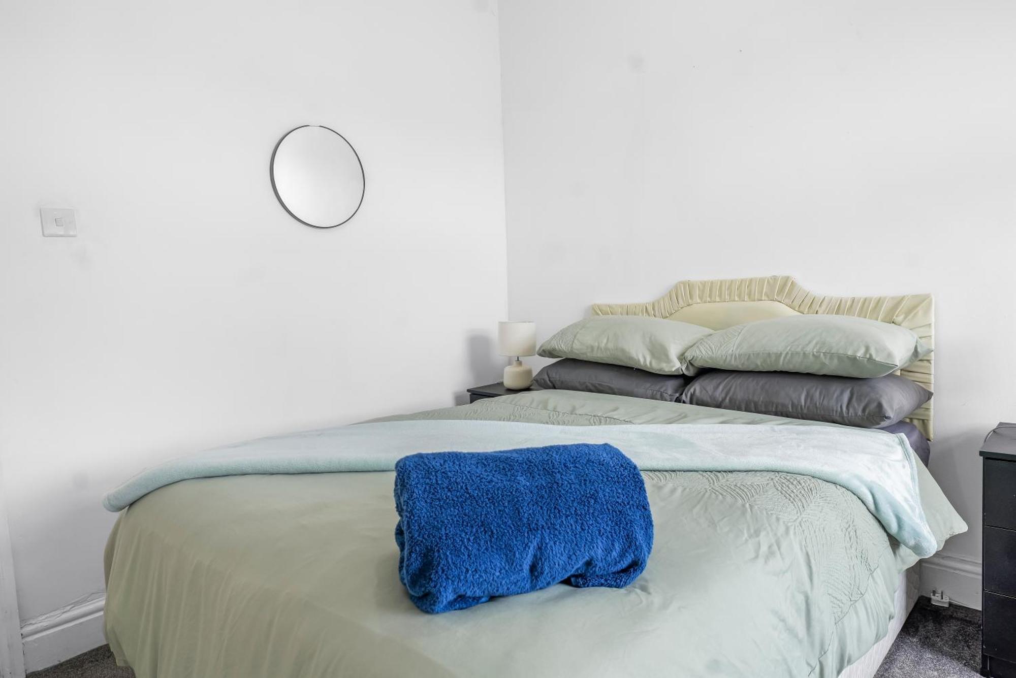 Rochdale 3 Bedroom House 2 Bath With Free Parking Sleeps 7 المظهر الخارجي الصورة