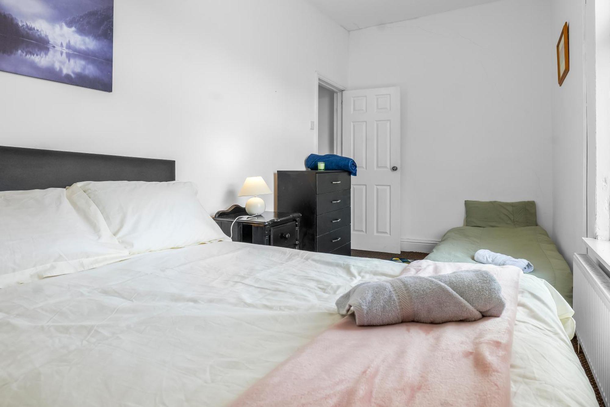 Rochdale 3 Bedroom House 2 Bath With Free Parking Sleeps 7 المظهر الخارجي الصورة