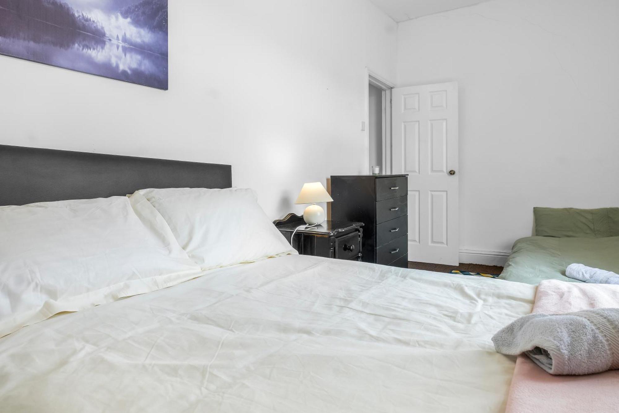 Rochdale 3 Bedroom House 2 Bath With Free Parking Sleeps 7 المظهر الخارجي الصورة
