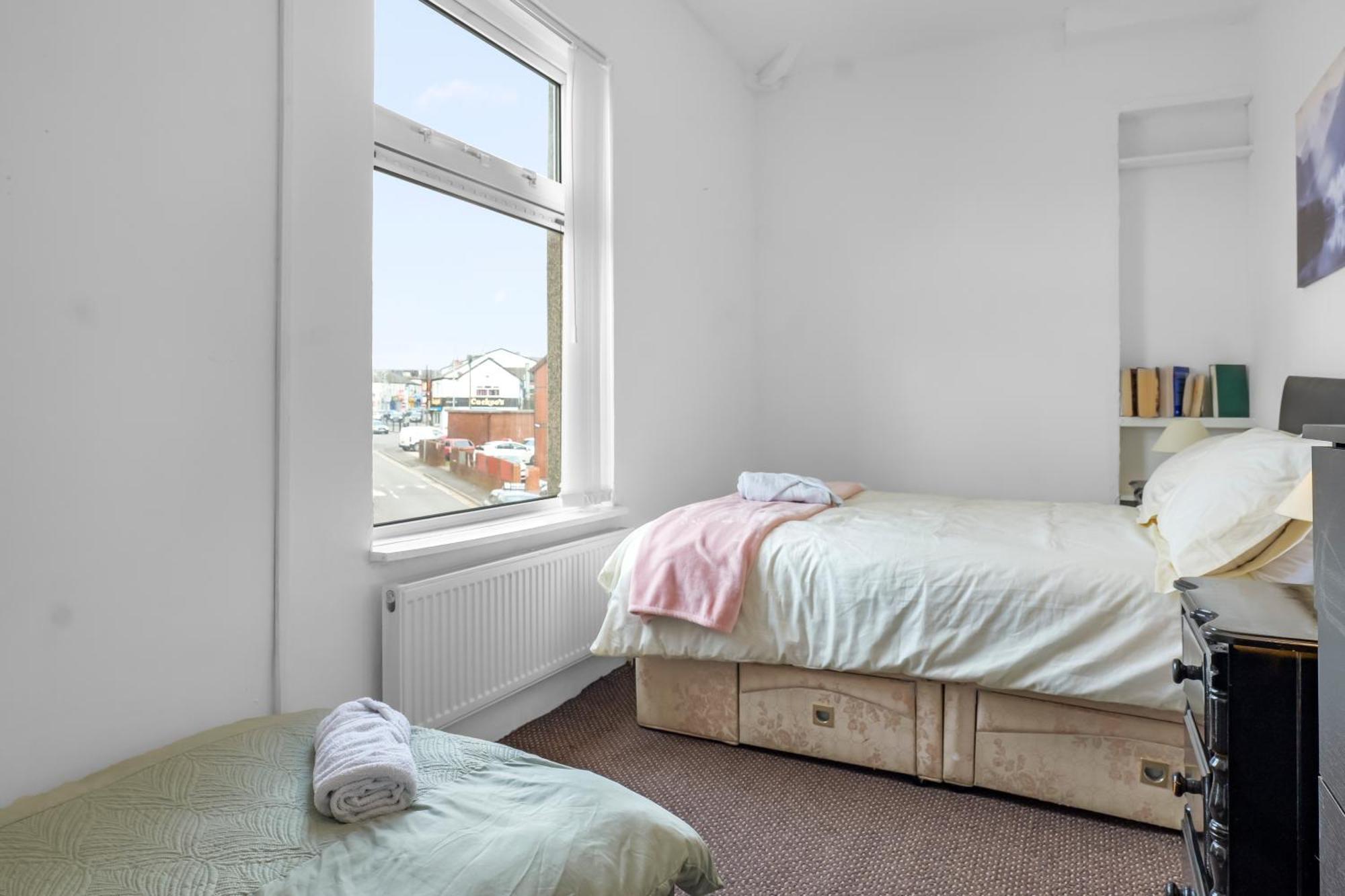 Rochdale 3 Bedroom House 2 Bath With Free Parking Sleeps 7 المظهر الخارجي الصورة